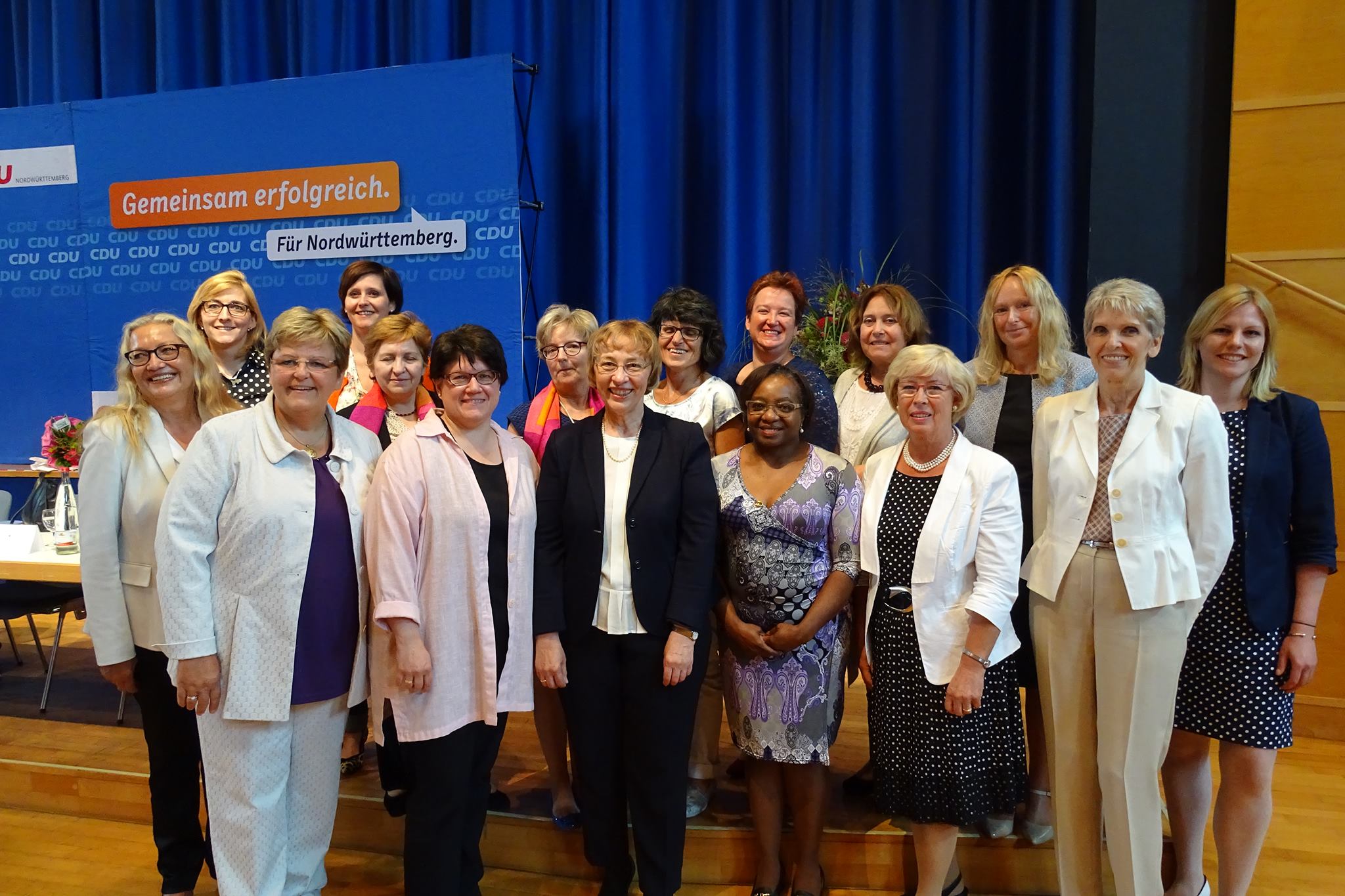 Der neugewhlte Bezirksvorstand der Frauen Union v.l.n.r.: Rose-Maria Kommnick, Nina Warken MdB, Iris Ripsam MdB, Daniela Dinser, Marieluise Bethke, Beate Hrer, Dr. Bettina Vadokas, Susanne Wetterich, Cornelia Haslanger, Nzimbu Mpanu-Mpanu Plato, Ulrike 